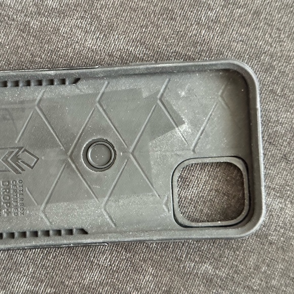 iPhone 11 Otterbox - Picture 2 of 4